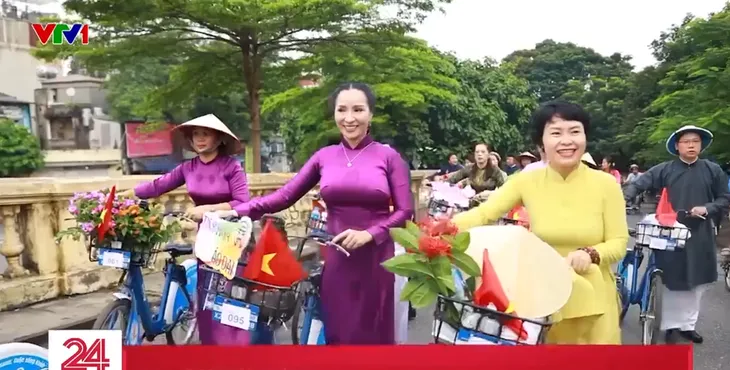 Áo dài kết nối du lịch với Di sản Hà Nội - Ảnh 1. Áo dài kết nối du lịch với Di sản Hà Nội - Ảnh 1.