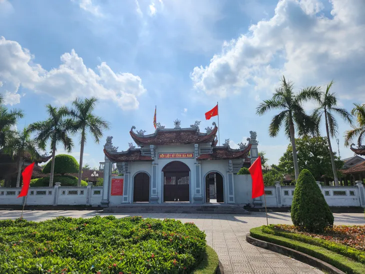 Huyền thoại 10 cô gái dân quân Lam Hạ anh hùng - Ảnh 1. Huyền thoại 10 cô gái dân quân Lam Hạ anh hùng - Ảnh 1.