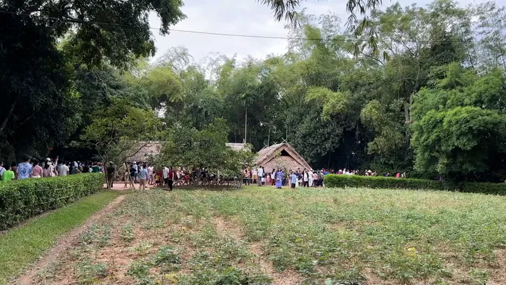 Nghệ An đón hàng vạn du khách về thăm quê Bác Hồ dịp lễ Quốc khánh - Ảnh 4. Nghệ An đón hàng vạn du khách về thăm quê Bác Hồ dịp lễ Quốc khánh - Ảnh 4.