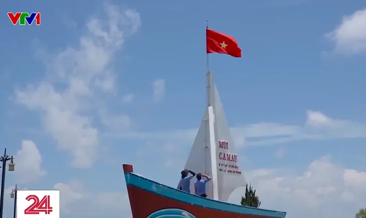 Rực rỡ màu cờ Tổ quốc ở đất mũi Cà Mau - Ảnh 1.