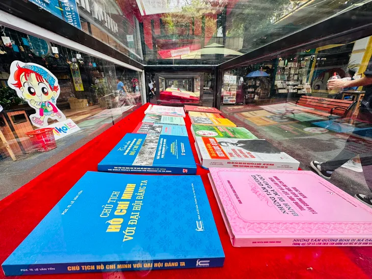 Nhiều tác phẩm lịch sử Cách mạng đang được trưng bày tại Đường sách TP Hồ Chí Minh - Ảnh 2. Nhiều tác phẩm lịch sử Cách mạng đang được trưng bày tại Đường sách TP Hồ Chí Minh - Ảnh 2.