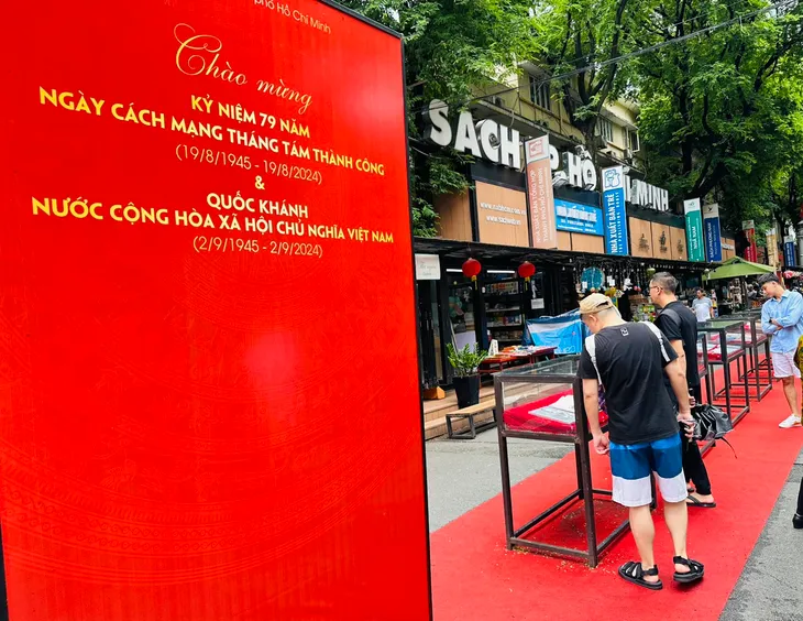 Nhiều tác phẩm lịch sử Cách mạng đang được trưng bày tại Đường sách TP Hồ Chí Minh - Ảnh 3. Nhiều tác phẩm lịch sử Cách mạng đang được trưng bày tại Đường sách TP Hồ Chí Minh - Ảnh 3.