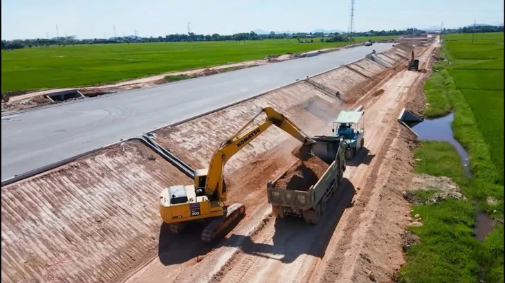 Chủ tịch UBND tỉnh Hà Tĩnh động viên công nhân thi công cao tốc Bắc – Nam dịp nghỉ lễ 2/9 - Ảnh 1. Chủ tịch UBND tỉnh Hà Tĩnh động viên công nhân thi công cao tốc Bắc – Nam dịp nghỉ lễ 2/9 - Ảnh 1.