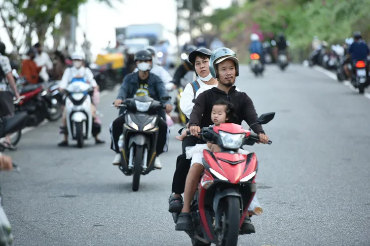 Đà Nẵng: Trẻ em tạo dáng chụp ảnh cùng cờ Tổ quốc trên bán đảo Sơn Trà - Ảnh 1. Đà Nẵng: Trẻ em tạo dáng chụp ảnh cùng cờ Tổ quốc trên bán đảo Sơn Trà - Ảnh 1.