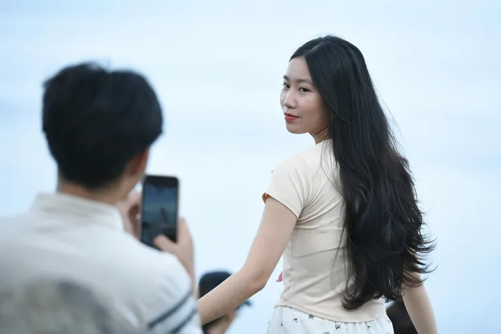 Đà Nẵng: Trẻ em tạo dáng chụp ảnh cùng cờ Tổ quốc trên bán đảo Sơn Trà - Ảnh 3. Đà Nẵng: Trẻ em tạo dáng chụp ảnh cùng cờ Tổ quốc trên bán đảo Sơn Trà - Ảnh 3.