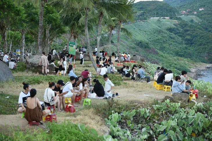 Đà Nẵng: Trẻ em tạo dáng chụp ảnh cùng cờ Tổ quốc trên bán đảo Sơn Trà - Ảnh 2. Đà Nẵng: Trẻ em tạo dáng chụp ảnh cùng cờ Tổ quốc trên bán đảo Sơn Trà - Ảnh 2.