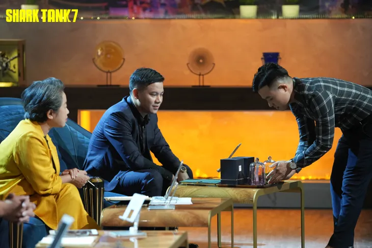 Shark Tank mùa 7: Startup nước hoa bị 4 cá mập từ chối, Shark Bình rót 4 tỷ - Ảnh 5. Shark Tank mùa 7: Startup nước hoa bị 4 cá mập từ chối, Shark Bình rót 4 tỷ - Ảnh 5.