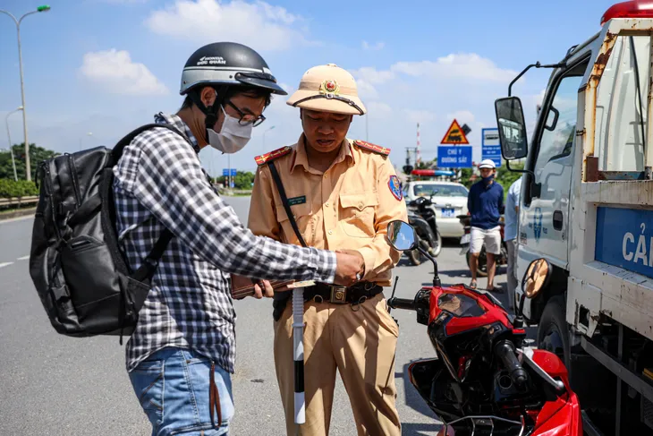 Xảy ra 13 vụ tai nạn giao thông tại Hà Nội trong 4 ngày nghỉ lễ - Ảnh 4. Xảy ra 13 vụ tai nạn giao thông tại Hà Nội trong 4 ngày nghỉ lễ - Ảnh 4.
