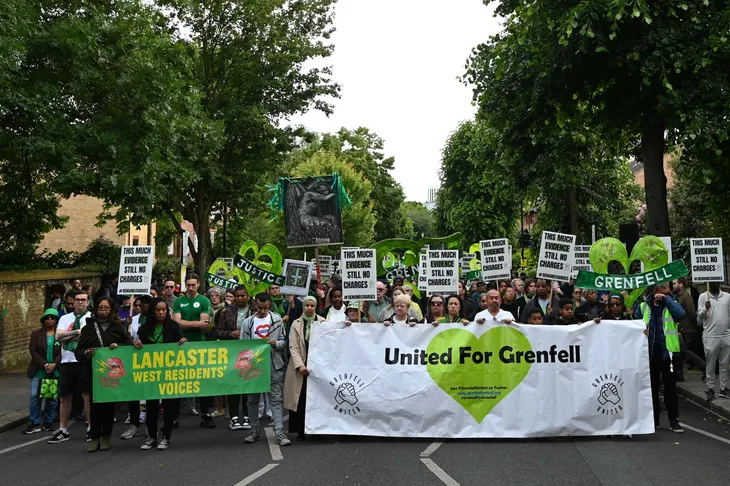 Công bố báo cáo chi tiết nguyên nhân vụ cháy chung cư Grenfell Tower ở London năm 2017 - Ảnh 2. Công bố báo cáo chi tiết nguyên nhân vụ cháy chung cư Grenfell Tower ở London năm 2017 - Ảnh 2.