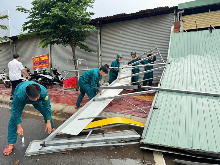 Bình Dương: Gió lốc làm gãy đổ cột điện, cây xanh - Ảnh 4. Bình Dương: Gió lốc làm gãy đổ cột điện, cây xanh - Ảnh 4.