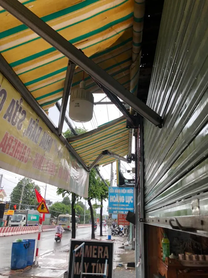 Bình Dương: Gió lốc làm gãy đổ cột điện, cây xanh - Ảnh 2. Bình Dương: Gió lốc làm gãy đổ cột điện, cây xanh - Ảnh 2.