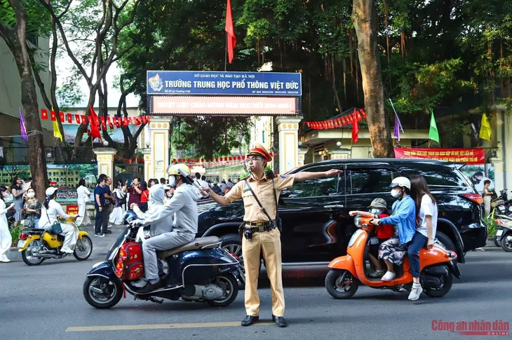 Cảnh sát giao thông Hà Nội tăng cường an toàn giao thông tại cổng trường - Ảnh 1. Cảnh sát giao thông Hà Nội tăng cường an toàn giao thông tại cổng trường - Ảnh 1.