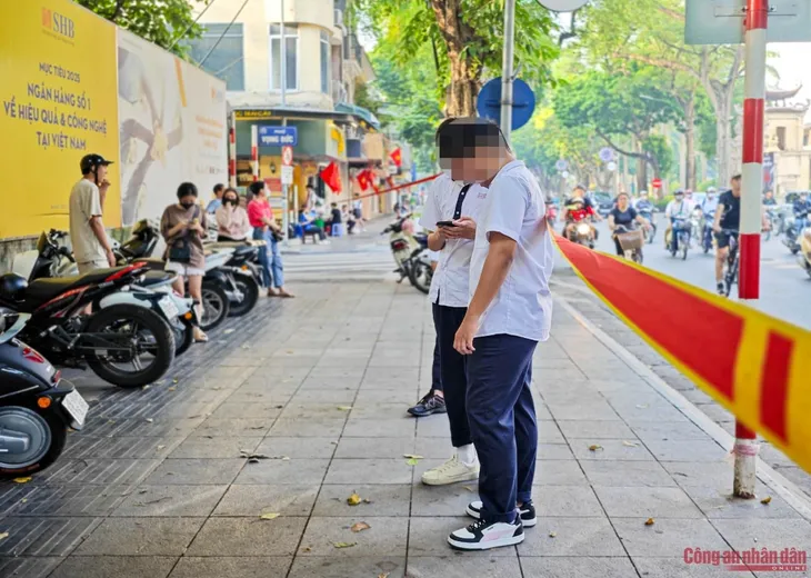 Cảnh sát giao thông Hà Nội tăng cường an toàn giao thông tại cổng trường - Ảnh 7. Cảnh sát giao thông Hà Nội tăng cường an toàn giao thông tại cổng trường - Ảnh 7.