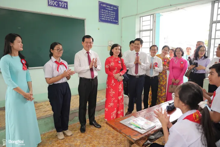 Hơn 750 nghìn học sinh ở Đồng Nai náo nức khai giảng năm học mới - Ảnh 2.