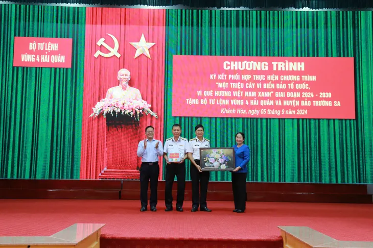 Bàn giao 100.000 cây xanh cho Vùng 4 Hải quân - Ảnh 6.