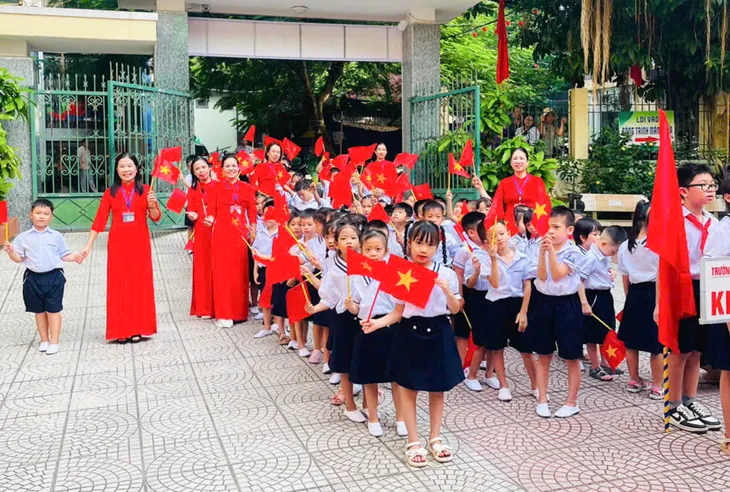 Học sinh trên đảo Cát Bà háo hức khai giảng năm học mới - Ảnh 1. Học sinh trên đảo Cát Bà háo hức khai giảng năm học mới - Ảnh 1.