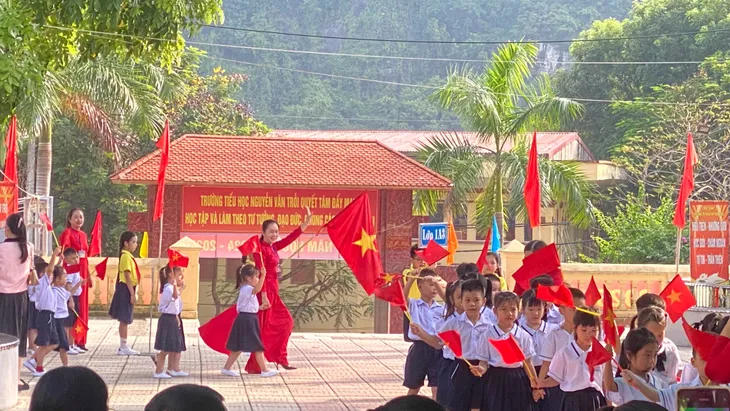 Học sinh trên đảo Cát Bà háo hức khai giảng năm học mới - Ảnh 3. Học sinh trên đảo Cát Bà háo hức khai giảng năm học mới - Ảnh 3.