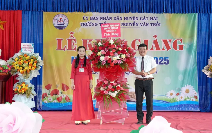 Học sinh trên đảo Cát Bà háo hức khai giảng năm học mới - Ảnh 5. Học sinh trên đảo Cát Bà háo hức khai giảng năm học mới - Ảnh 5.