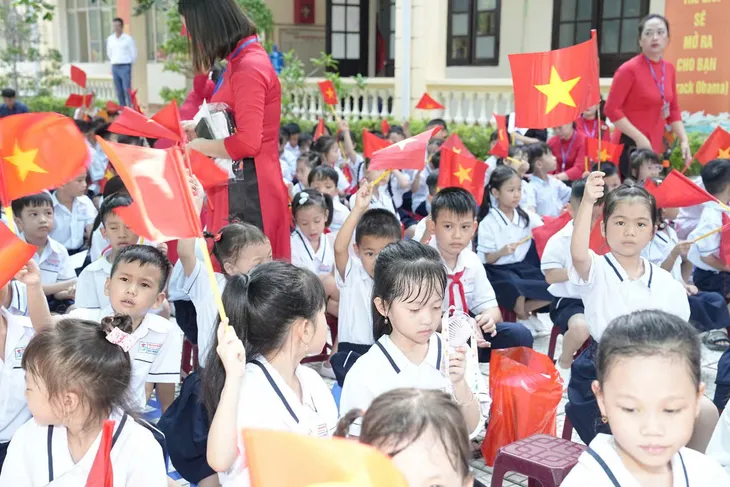 Học sinh trên đảo Cát Bà háo hức khai giảng năm học mới - Ảnh 13. Học sinh trên đảo Cát Bà háo hức khai giảng năm học mới - Ảnh 13.