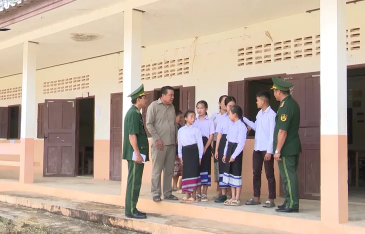 Tiếp thêm niềm tin nghị lực cho học sinh nghèo vùng biên giới - Ảnh 1. Tiếp thêm niềm tin nghị lực cho học sinh nghèo vùng biên giới - Ảnh 1.