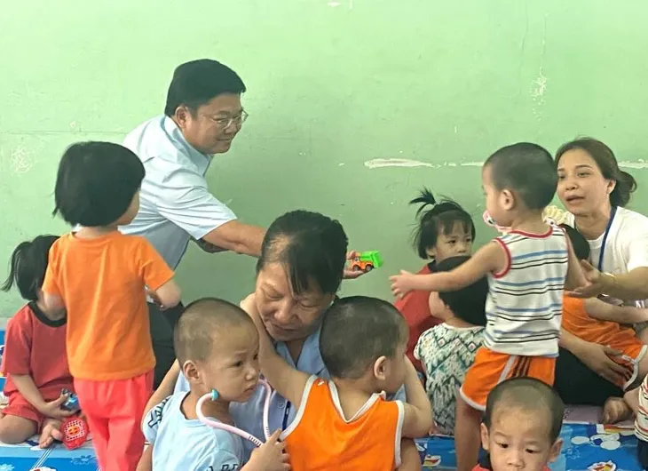 Vụ bạo hành tại Mái ấm Hoa Hồng: Lỗ hổng về nhân lực bảo vệ trẻ em cấp xã - Ảnh 1. Vụ bạo hành tại Mái ấm Hoa Hồng: Lỗ hổng về nhân lực bảo vệ trẻ em cấp xã - Ảnh 1.