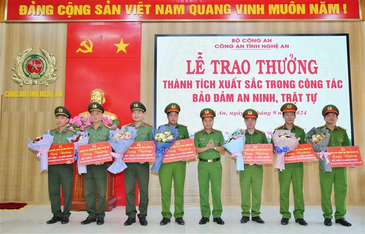 Đánh sập ổ nhóm đánh bạc hơn 250 tỷ đồng, thu giữ nhiều siêu xe - Ảnh 3. Đánh sập ổ nhóm đánh bạc hơn 250 tỷ đồng, thu giữ nhiều siêu xe - Ảnh 3.