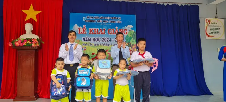 Trường Sa: Rộn ràng khai giảng năm học mới - Ảnh 4. Trường Sa: Rộn ràng khai giảng năm học mới - Ảnh 4.