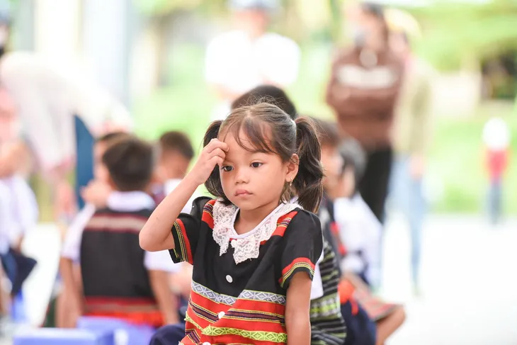Niềm vui tựu trường trẻ em đồng bào Cơ Tu - Ảnh 11. Niềm vui tựu trường trẻ em đồng bào Cơ Tu - Ảnh 11.