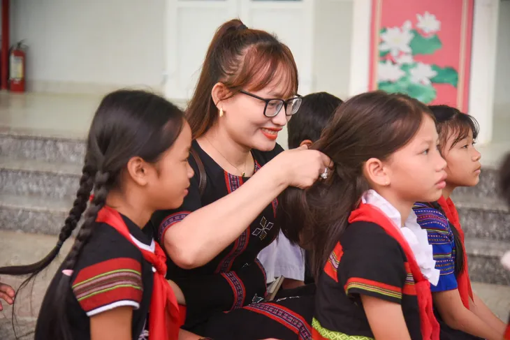 Niềm vui tựu trường trẻ em đồng bào Cơ Tu - Ảnh 9. Niềm vui tựu trường trẻ em đồng bào Cơ Tu - Ảnh 9.