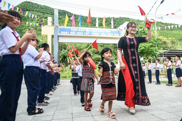 Niềm vui tựu trường trẻ em đồng bào Cơ Tu - Ảnh 4. Niềm vui tựu trường trẻ em đồng bào Cơ Tu - Ảnh 4.