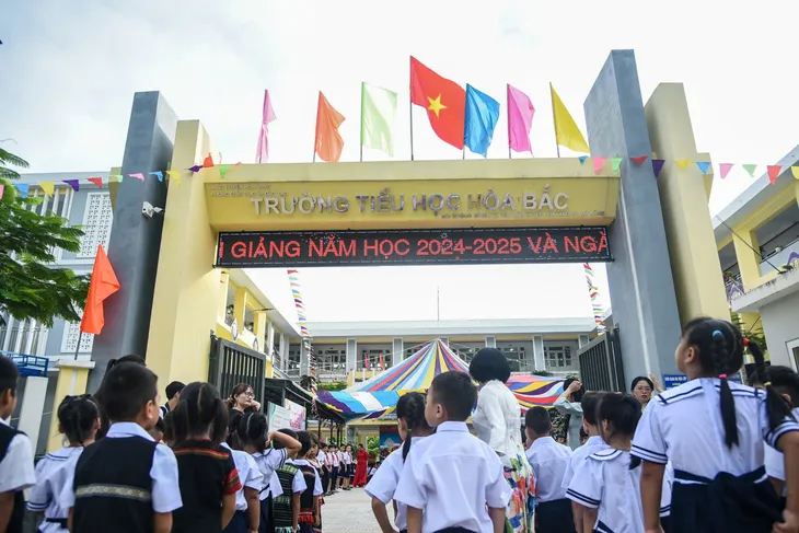 Niềm vui tựu trường trẻ em đồng bào Cơ Tu - Ảnh 2. Niềm vui tựu trường trẻ em đồng bào Cơ Tu - Ảnh 2.