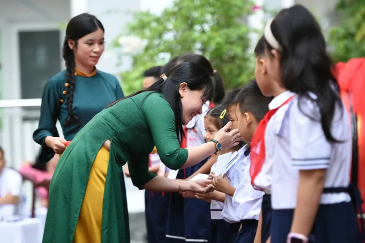 Niềm vui tựu trường trẻ em đồng bào Cơ Tu - Ảnh 16. Niềm vui tựu trường trẻ em đồng bào Cơ Tu - Ảnh 16.