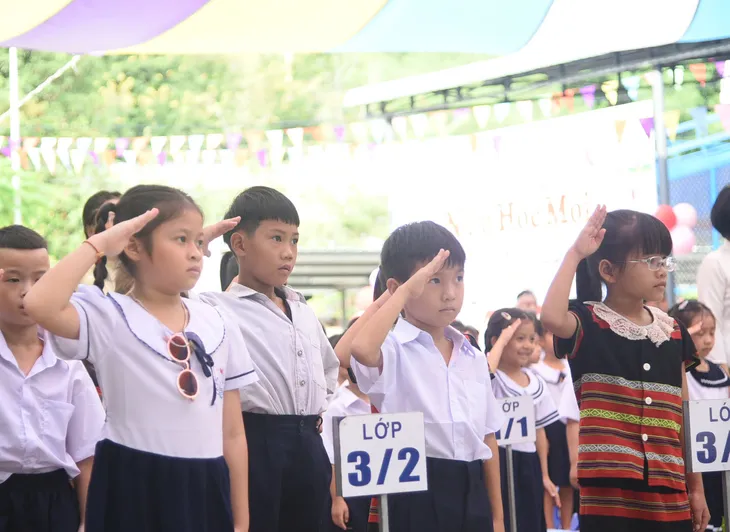 Niềm vui tựu trường trẻ em đồng bào Cơ Tu - Ảnh 12. Niềm vui tựu trường trẻ em đồng bào Cơ Tu - Ảnh 12.