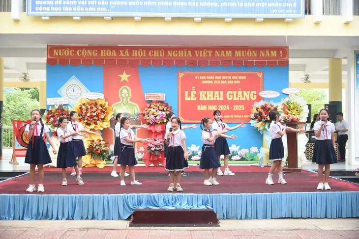Niềm vui tựu trường trẻ em đồng bào Cơ Tu - Ảnh 6. Niềm vui tựu trường trẻ em đồng bào Cơ Tu - Ảnh 6.