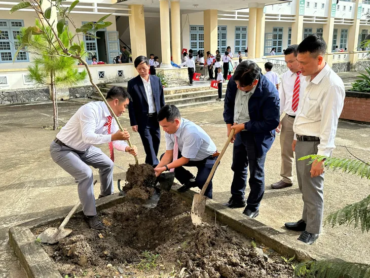 Học sinh Tây Nguyên đón năm học mới xảy ra động đất lớn - Ảnh 4. Học sinh Tây Nguyên đón năm học mới xảy ra động đất lớn - Ảnh 4.