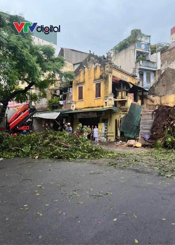 Hà Nội: Sập tường nhà cổ trên phố Hàng Cá khiến 3 người bị thương - Ảnh 2. Hà Nội: Sập tường nhà cổ trên phố Hàng Cá khiến 3 người bị thương - Ảnh 2.