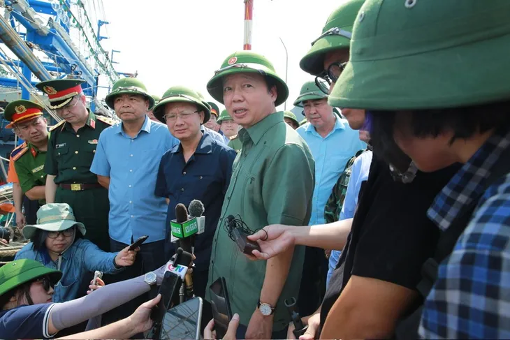 Phó Thủ tướng Trần Hồng Hà thị sát, kiểm tra chuẩn bị ứng phó bão số 3 tại Quảng Ninh, Hải Phòng - Ảnh 1. Phó Thủ tướng Trần Hồng Hà thị sát, kiểm tra chuẩn bị ứng phó bão số 3 tại Quảng Ninh, Hải Phòng - Ảnh 1.