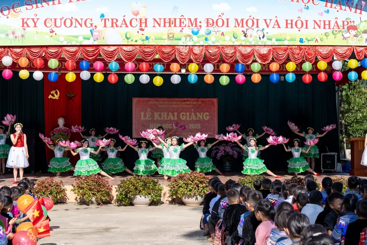 Chắp cánh ước mơ cho học trò vùng cao với 3 thư viện mới nhân dịp khai giảng - Ảnh 6. Chắp cánh ước mơ cho học trò vùng cao với 3 thư viện mới nhân dịp khai giảng - Ảnh 6.