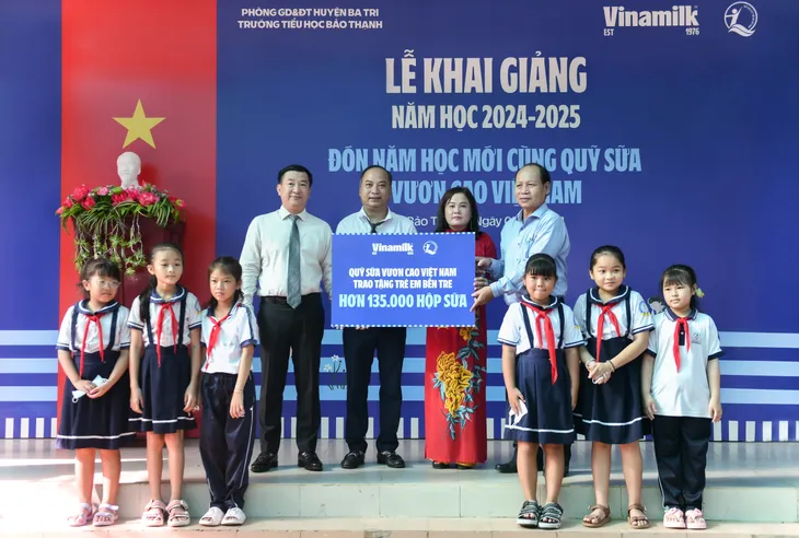 Vinamilk trao tặng gần 200.000 hộp sữa cho trẻ em nhân ngày hội tựu trường - Ảnh 1. Vinamilk trao tặng gần 200.000 hộp sữa cho trẻ em nhân ngày hội tựu trường - Ảnh 1.