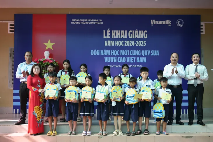 Vinamilk trao tặng gần 200.000 hộp sữa cho trẻ em nhân ngày hội tựu trường - Ảnh 2. Vinamilk trao tặng gần 200.000 hộp sữa cho trẻ em nhân ngày hội tựu trường - Ảnh 2.