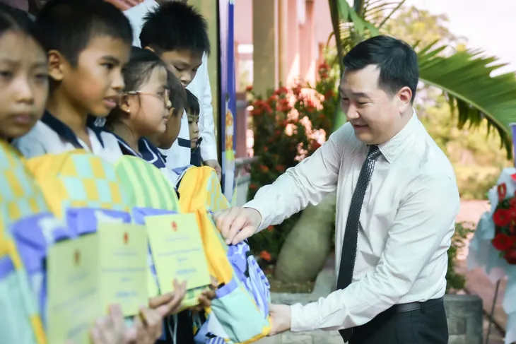 Vinamilk trao tặng gần 200.000 hộp sữa cho trẻ em nhân ngày hội tựu trường - Ảnh 3. Vinamilk trao tặng gần 200.000 hộp sữa cho trẻ em nhân ngày hội tựu trường - Ảnh 3.