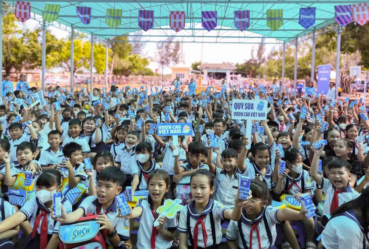 Vinamilk trao tặng gần 200.000 hộp sữa cho trẻ em nhân ngày hội tựu trường - Ảnh 5. Vinamilk trao tặng gần 200.000 hộp sữa cho trẻ em nhân ngày hội tựu trường - Ảnh 5.