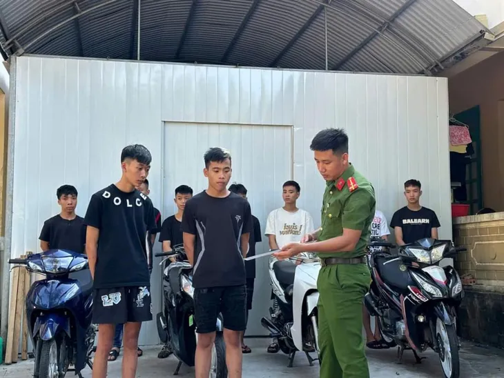 Phú Thọ: Ngăn chặn 16 thanh niên cầm theo hung khí tham gia giao thông - Ảnh 1. Phú Thọ: Ngăn chặn 16 thanh niên cầm theo hung khí tham gia giao thông - Ảnh 1.