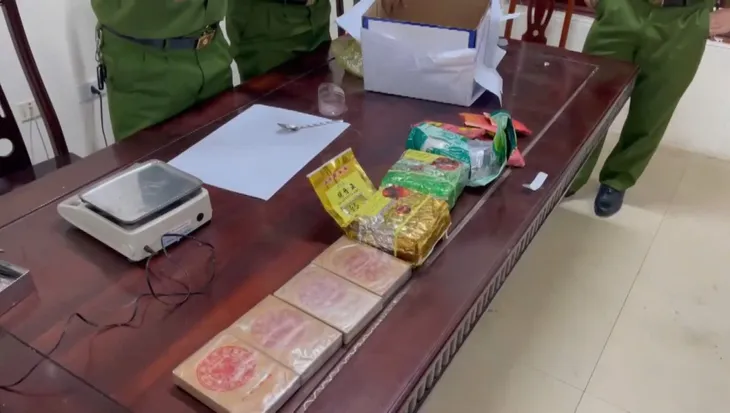 Triệt xóa đường dây ma túy, thu giữ 10 bánh heroin, 10 bịch “nước vui” - Ảnh 1.
