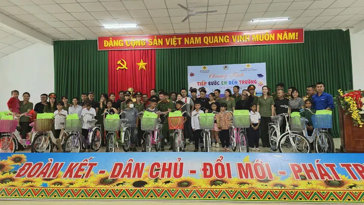 Phụ nữ Công an tỉnh Đắk Lắk: Vòng tay yêu thương của những đứa trẻ - Ảnh 5. Phụ nữ Công an tỉnh Đắk Lắk: Vòng tay yêu thương của những đứa trẻ - Ảnh 5.