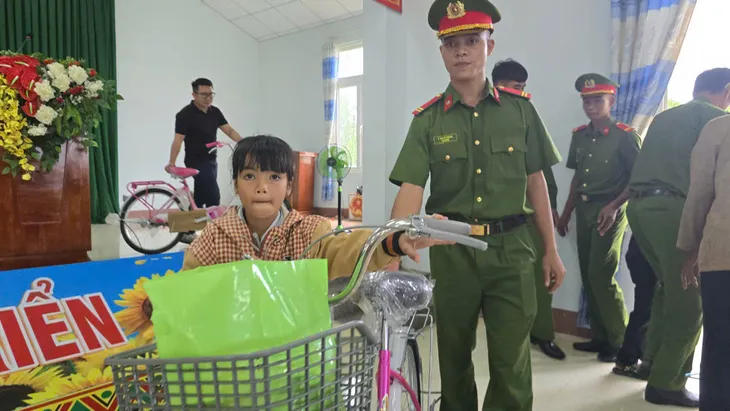 Phụ nữ Công an tỉnh Đắk Lắk: Vòng tay yêu thương của những đứa trẻ - Ảnh 3. Phụ nữ Công an tỉnh Đắk Lắk: Vòng tay yêu thương của những đứa trẻ - Ảnh 3.