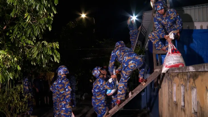 Lữ đoàn 170 Hải quân giúp dân chằng chống nhà cửa, cứu tàu ngư dân trong đêm - Ảnh 1. Lữ đoàn 170 Hải quân giúp dân chằng chống nhà cửa, cứu tàu ngư dân trong đêm - Ảnh 1.