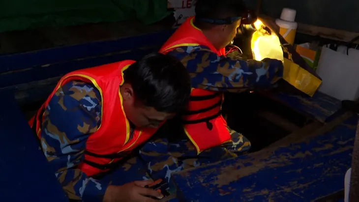 Lữ đoàn 170 Hải quân giúp dân chằng chống nhà cửa, cứu tàu ngư dân trong đêm - Ảnh 4. Lữ đoàn 170 Hải quân giúp dân chằng chống nhà cửa, cứu tàu ngư dân trong đêm - Ảnh 4.