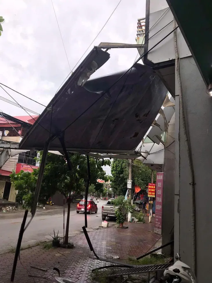 VIDEO: Bão số 3 gây mưa kèm dông gió mạnh quật bay mái tôn, cây xanh nhiều địa phương - Ảnh 7. VIDEO: Bão số 3 gây mưa kèm dông gió mạnh quật bay mái tôn, cây xanh nhiều địa phương - Ảnh 7.