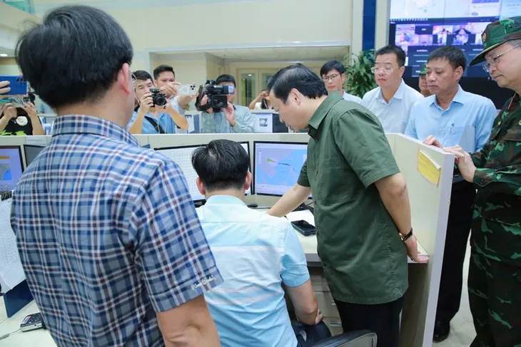 Phó Thủ tướng Trần Hồng Hà kiểm tra công tác dự báo bão số 3 - Ảnh 1. Phó Thủ tướng Trần Hồng Hà kiểm tra công tác dự báo bão số 3 - Ảnh 1.